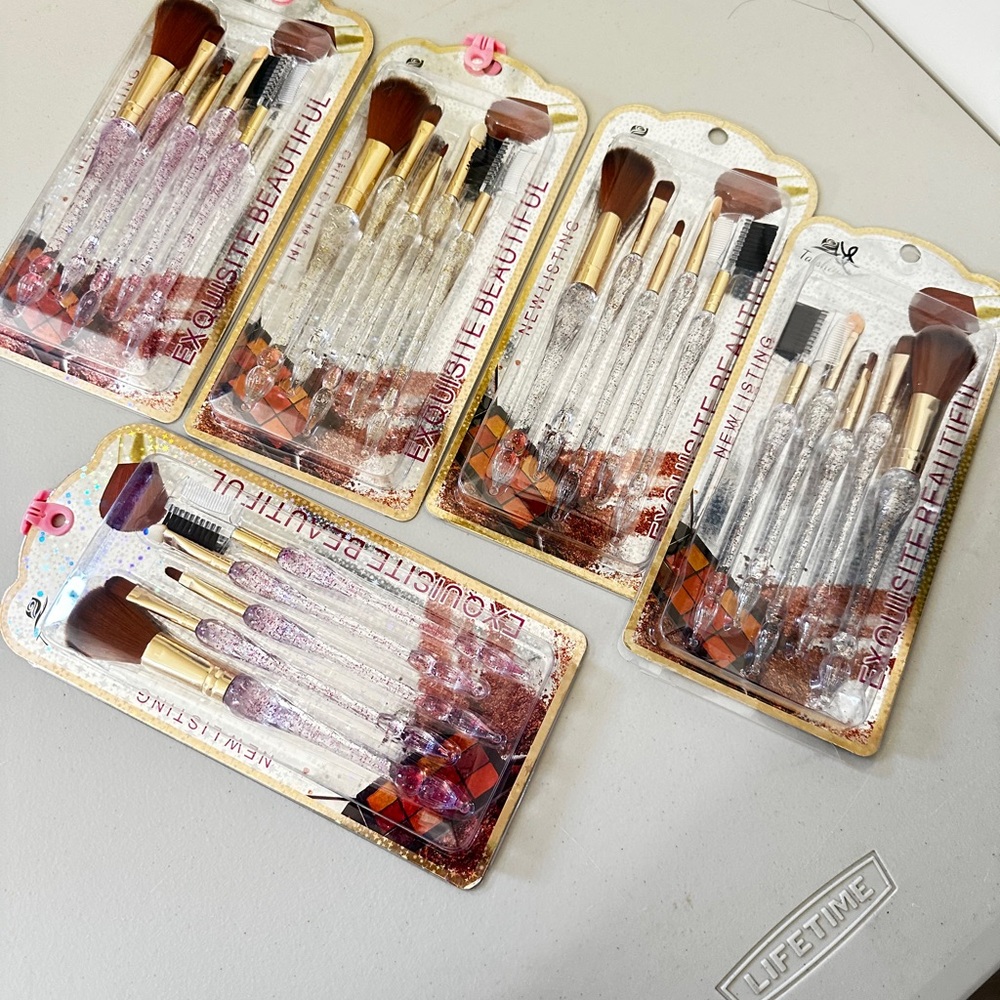 Makeup Brush Set - Get them all 5 for $12